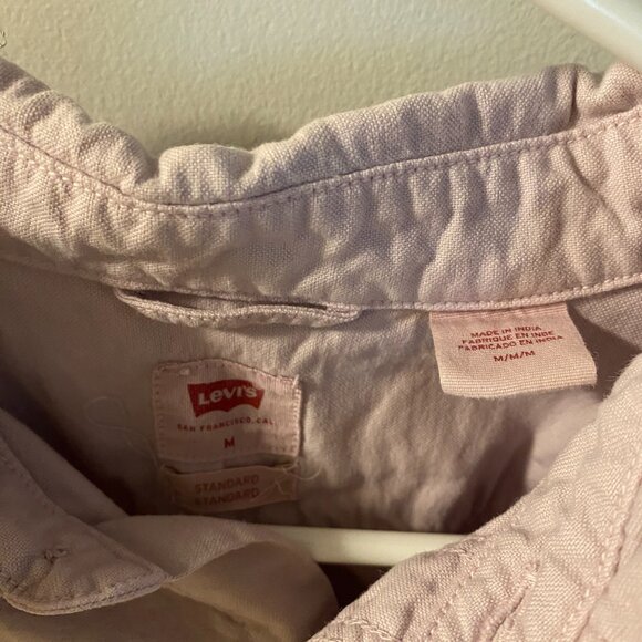 Levi's Men's Casual Button Down Shirt - Picture 2 of 3
